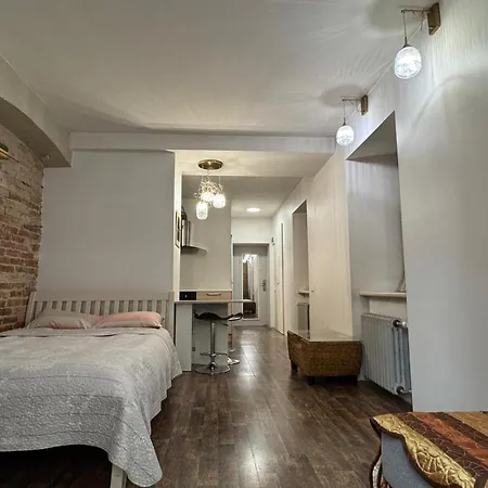 Cozy In The Heart Of Old Town Апартаменты